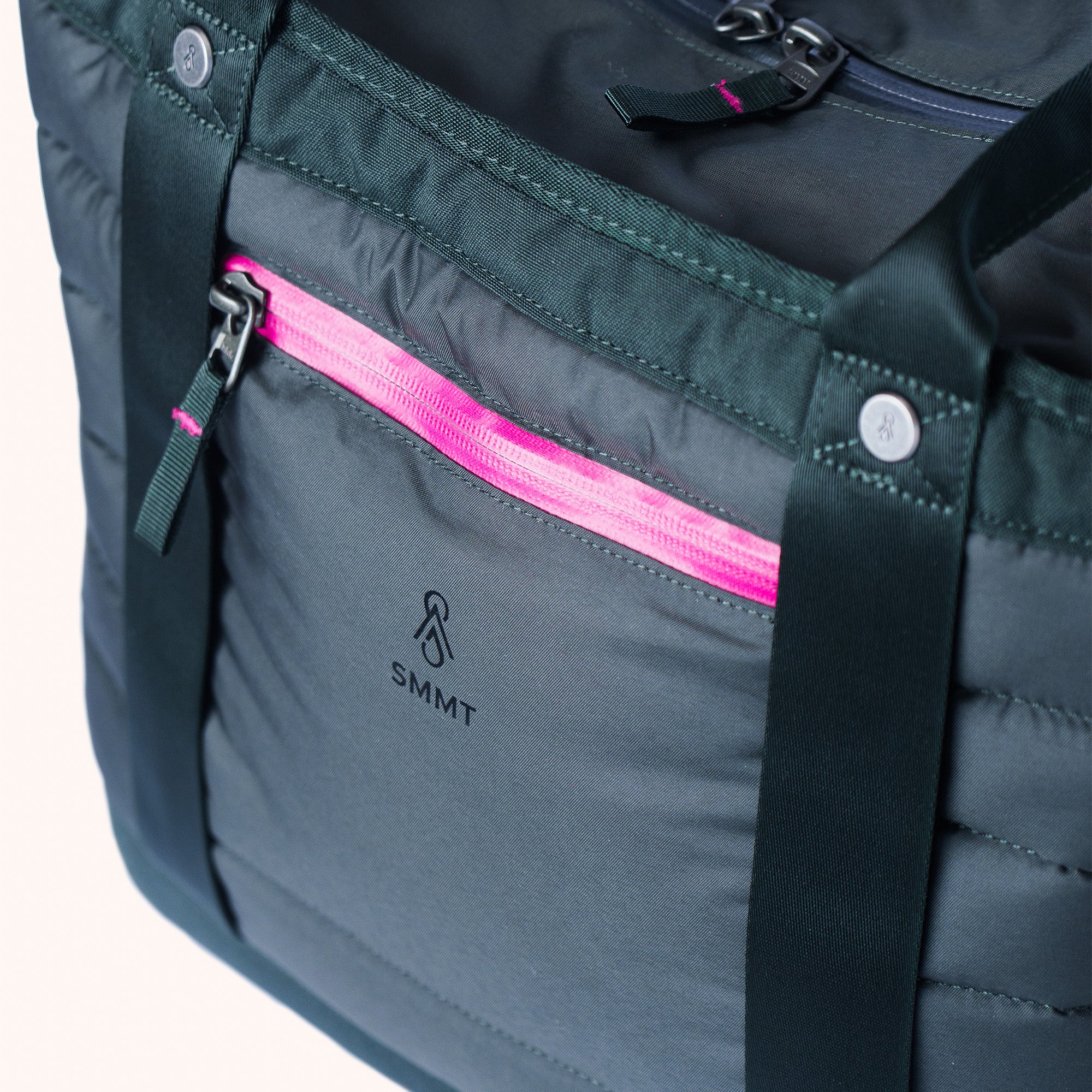 pink zipper detail on outside of tote bag