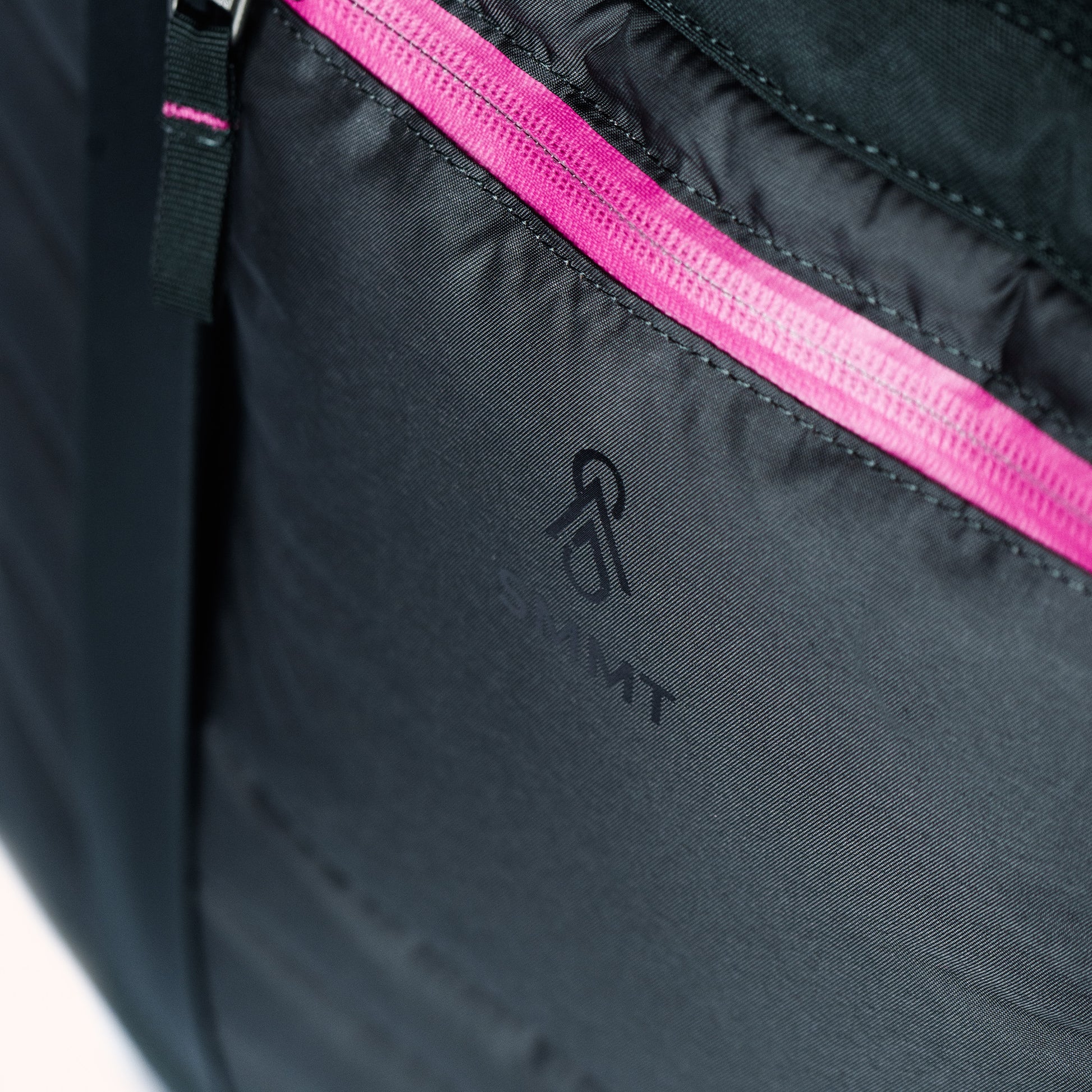 pink zipper and logo detail on outside of smmt tote bag