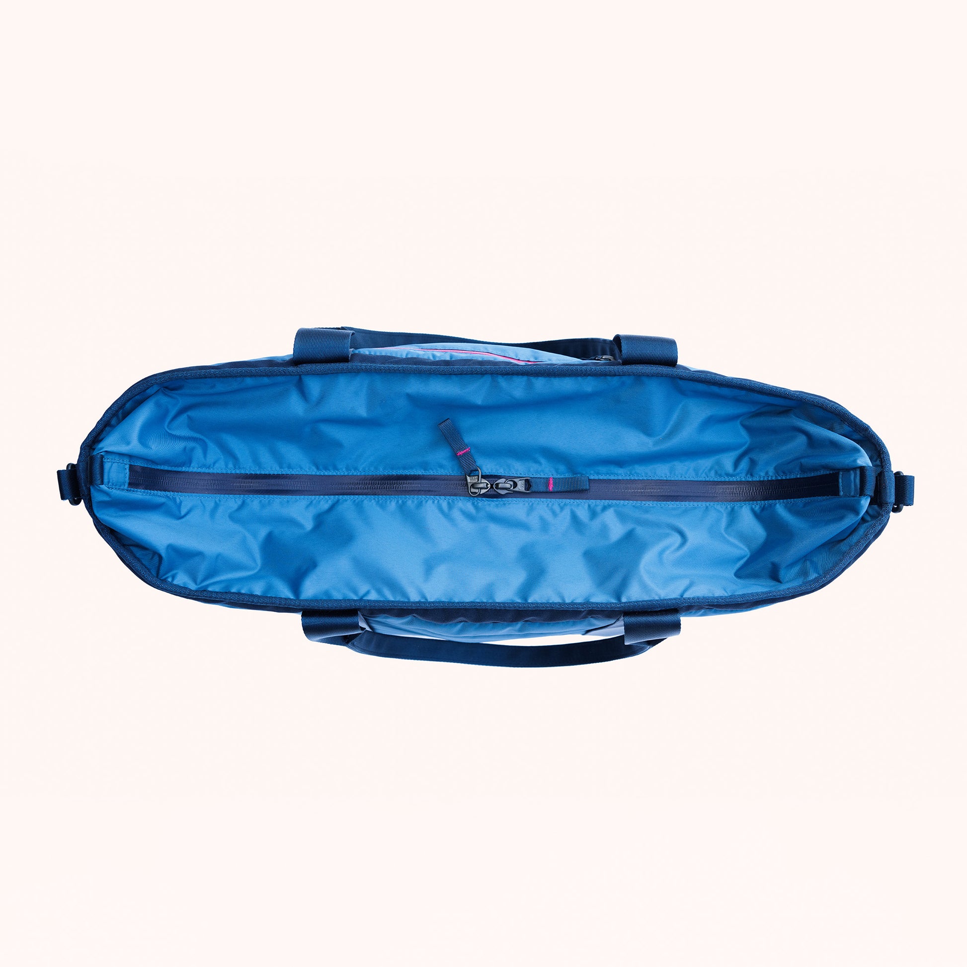 top zipper of the 35 liter powderloft tote bag in blue