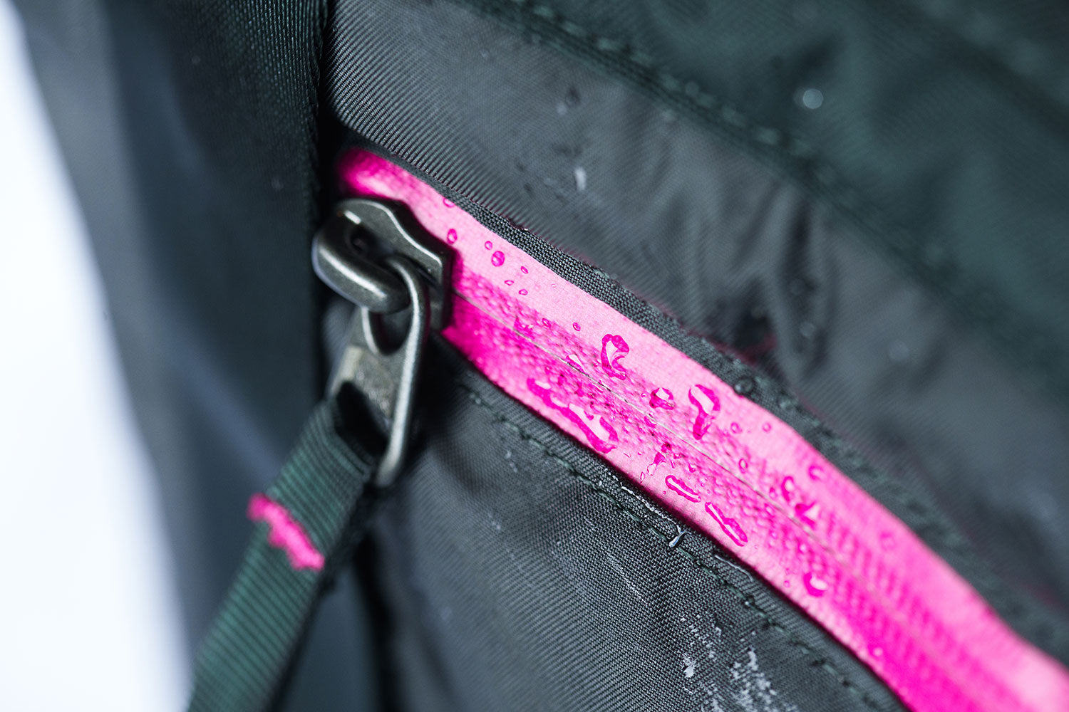 pink water proof zipper on outside of tote bag